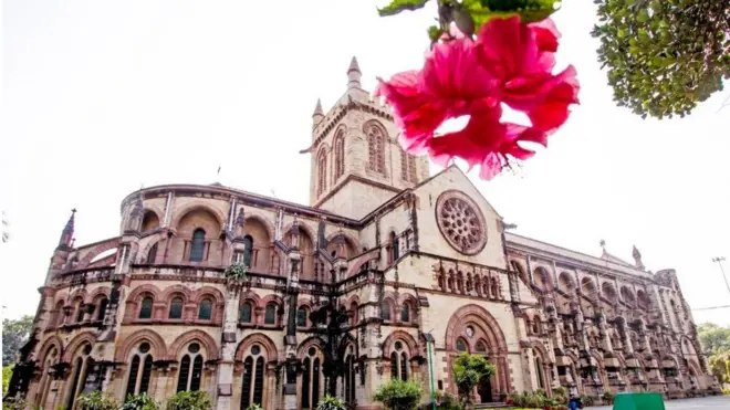 شہر میں برطانوی انداز میں تعمیر کی گئی متعدد عمارتیں موجود ہیں