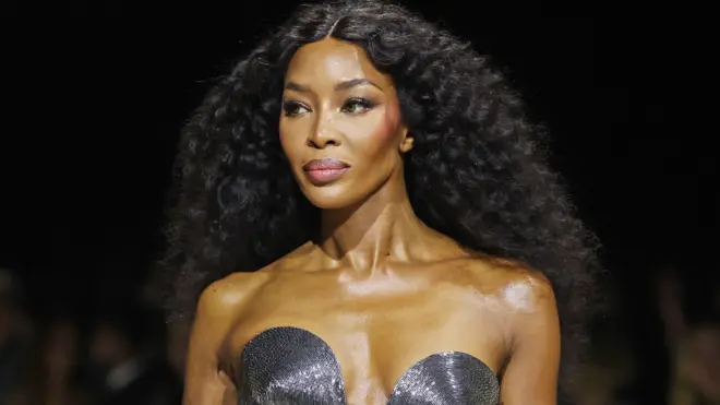 Naomi Kembel je nosila model iz kolekcije proleće/leto 2024. Aleksandra Mekvina na reviji u jesen 2023. godine