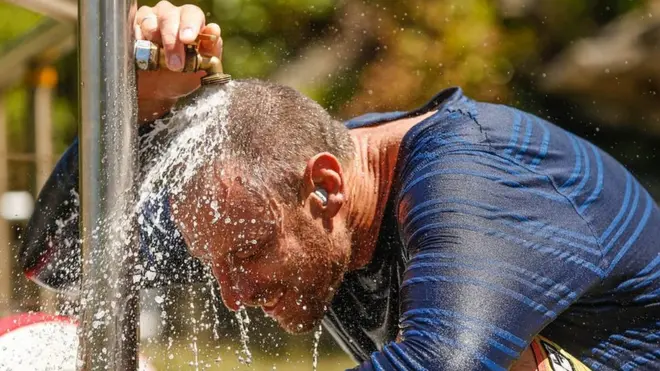 Серфингист Брендон Фишер спасается от жары в Сиднее.