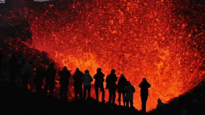 امرأة توثق 63 بركانا نشطا في العالم