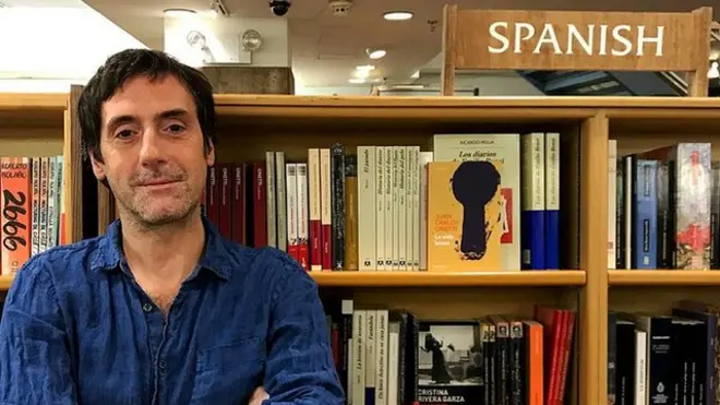 Javier Molea aterrizó en Nueva York en 2002 y trabajó de lavaplatos, sirvió café, cuidó mascotas y plantas. (Pascual Brodsky/BBC Mundo)