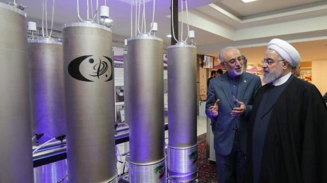 El presidente iraní Hassan Rouhani (derecha) escucha al jefe de la organización de tecnología nuclear de Irán, Ali Akbar Salehi, durante el "día de la tecnología nuclear" en Teherán.