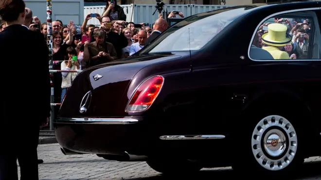 На "Бентли" ездят не только преуспевающие россияне, но и, к примеру, Ее Величество королева Великобритании Елизавета II