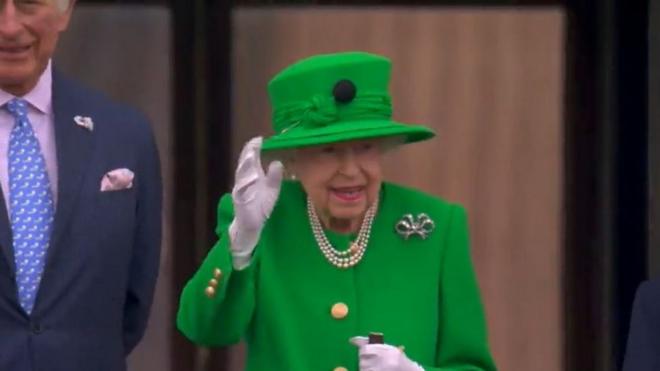「今後も皆さんに奉仕」　在位70年祝賀の締めくくり、女王は再びバルコニーに