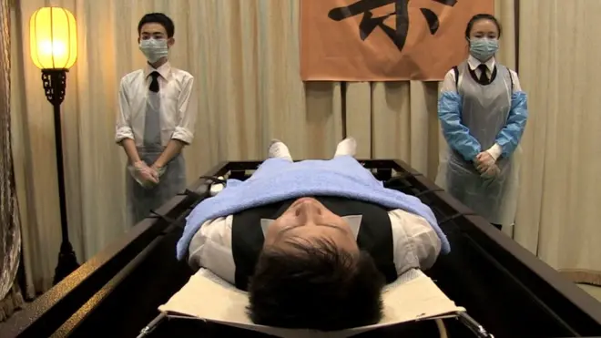 莹玲从家乡四川来到长沙找工作，最后成为一名殡仪师。