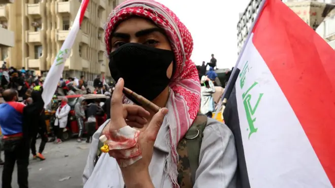 متظاهر مناوئ للحكومة يحمل ذخيرة حية يُزعم أن قوات الأمن استخدمتها ضد متظاهرين