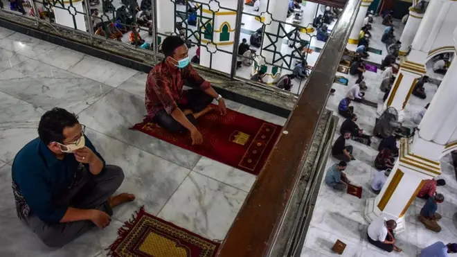 Para jemaah menjaga jarak dan mengenakan masker saat pelaksanaan salat Jumat pertama setelah berakhirnya Pembatasan Sosial Berskala Besar (PSBB) di Masjid Raya Senapelan Kota Pekanbaru, Riau, 29 Mei lalu.