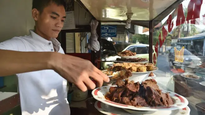 Orang Minangkabau membawa rendang ke negara tetangga Malaysia, di mana sekarang dianggap sebagai hidangan nasional negara tersebut.