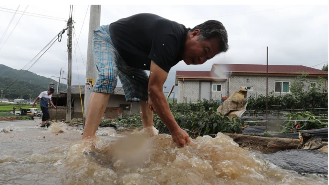 2일 오후 충북 충주시 산천면 한 마을에서 주민이 막힌 배수로를 뚫고 있다