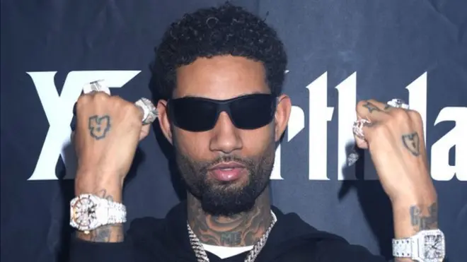 El rapero PnB Rock con los puños en alto