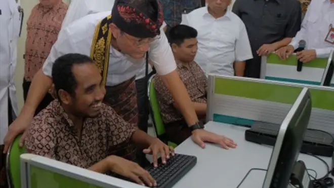 Menteri Sosial Juliari Batubara (kedua kiri) melihat aktivitas penyandang tunanetra mengoperasikan komputer saat kunjungan kerja di Balai Rehabilitasi Sosial Penyandang Disabilitas Sensorik Netra (BRSPDSN) Mahatmiya di Tabanan, Bali, Jumat (15/11/2019).