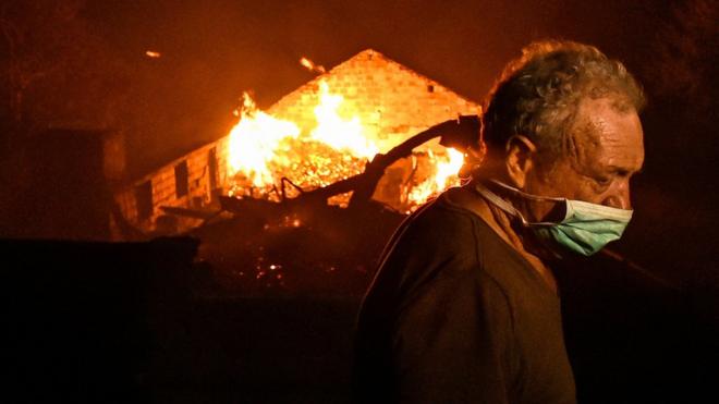 Un hombre lucha con las llamas en un bosque que rodea la aldea de Adica, en Tonela, en el centro de Portugal, el 16 de octubre de 2017.