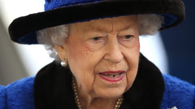 エリザベス英女王、即位70周年を前に記念のケーキカット - BBCニュース