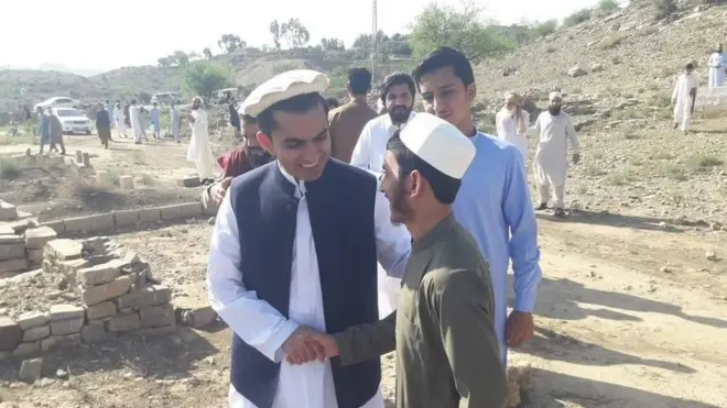 محسن داوڑ مقامی لوگوں کو عید کی مبارکباد دیتے ہوئے