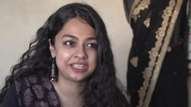 ద శారీ గర్ల్ కథనం