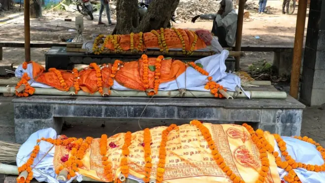 Espera por local de cremação aumentou muito na capital Lucknow