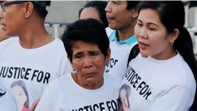 عائلة الخادمة الفلبينية جوانا ديما فيليس التي عثر عليها مقتولة في شقة بالكويت قبل أشهر في انتظار جثمانها بالمطار