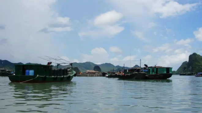 Biển Quan Lạn, thuộc huyện Vân Đồn, Vân Đồn, tỉnh Quang Ninh
