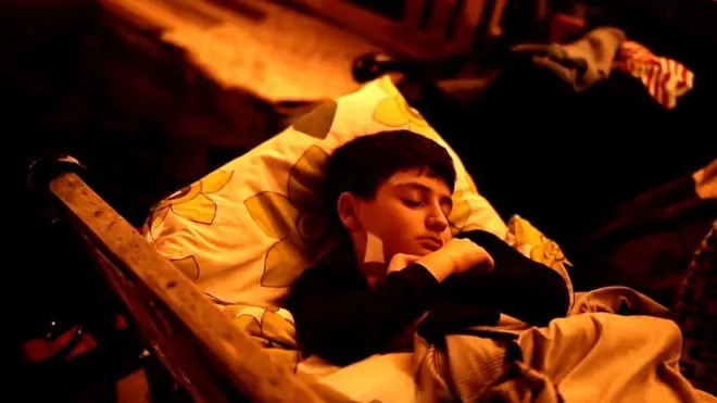 дечак у склоништу