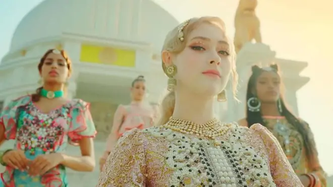 스리야와 파투, 가비와 앤비는 각각 인도와 벨기에, 독일.브라질, 미국 출신의 외국인이다. 이들이 한 팀을 이뤄 구성한 블랙스완은 한국인 멤버없이 한국어로 노래하는 최초의 K팝 걸그룹이다.