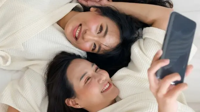 సెల్ఫీ తీసుకుంటున్న మహిళలు