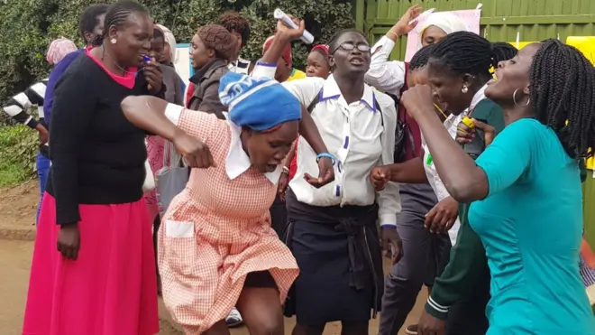 Makundi ya kutetea haki za wanawake yanaandamana nje ya Shule Moi Girls Nairobi