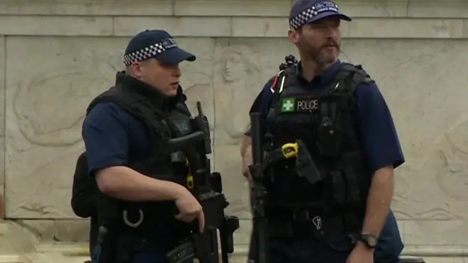 شرطيان بريطانيان