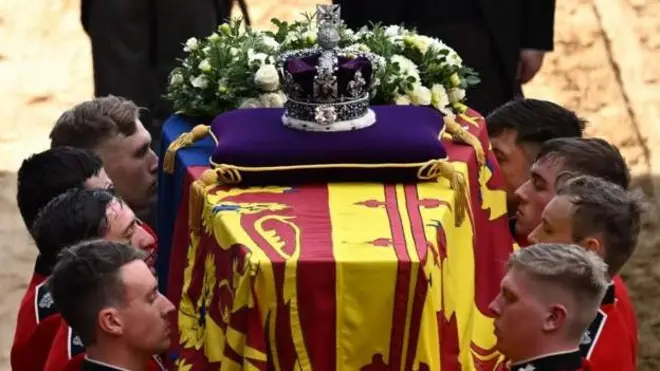 النعش محمولا إلى قاعة وستمنستر