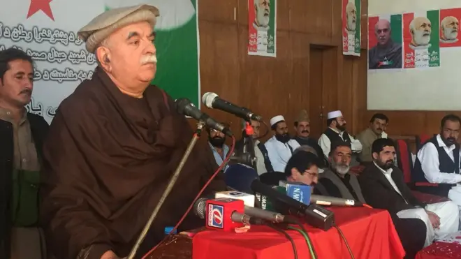 محمود خان اڅکزي د خان عبدالصمد خان اڅکزي پر ۴۳م تلین اسلام اباد کې یوې غونډې ته وینا کوله