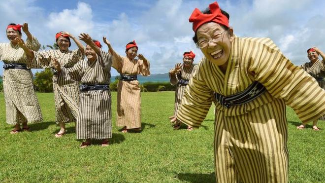 Mujeres ancianas bailan en la isla de Kohama, en Okinawa, Japón, el 22 de junio de 2015.