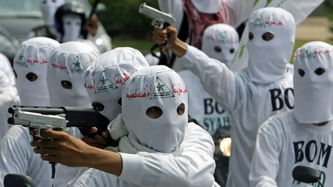 Sejumlah anggota FPI menggelar unjuk rasa di depan Kedutaan Besar Amerika Serikat di Jakarta, 1 Agustus 2006.