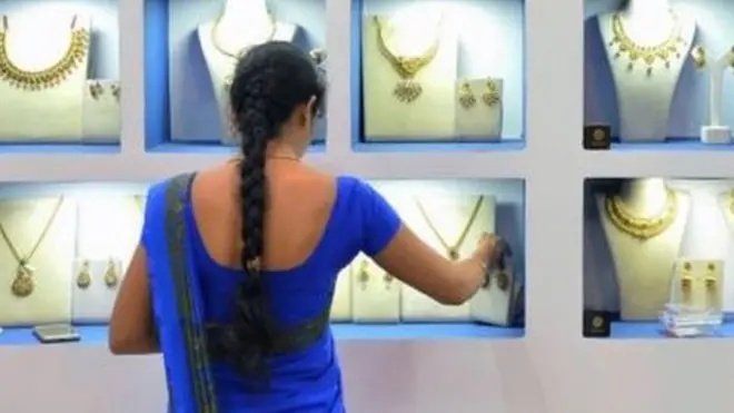 රෙදිපිළි, ආභරණ සාප්පු ඇතුළු වෙනත් සිල්ලර භාණ්ඩ විකුණන කඩ සාප්පු අයිතිකරුවන්, එහි සේවිකාවන්ට අසුන් ගැනීමට ඉඩ ලබා දෙන්නේ නැත