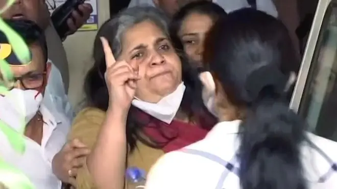 अहमदाबाद सिविल अस्पताल के बाहर तीस्ता सीतलवाड़