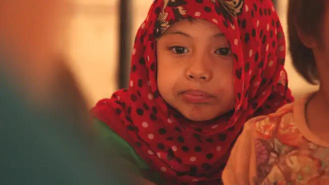 واحدة من ثلاثة أطفال ظهروا في تقرير لـ بي بي سي، يرجح أنهم لأبوين بريطانيين كانوا قد انضموا لتنظيم الدولة