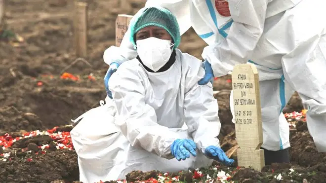 Indonesia mengalami lonjakan kasus penularan dan kematian akibat Covid pada Juni-Juli lalu yang didorong oleh varian Delta.