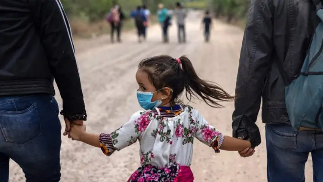 La administración Biden decidió llamar a los inmigrantes sin papeles "no ciudadanos" en lugar de "ilegales".