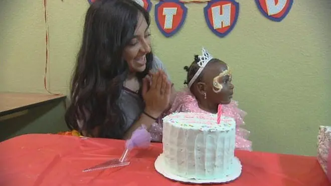 Tanvi Barman organiza celebraciones de cumpleaños a niños sin hogar.