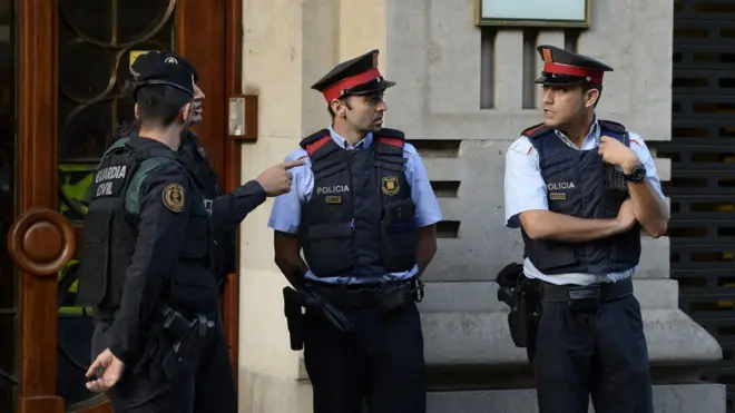 Полиция Испании проводит обыски и аресты вместе с каталонской полицией