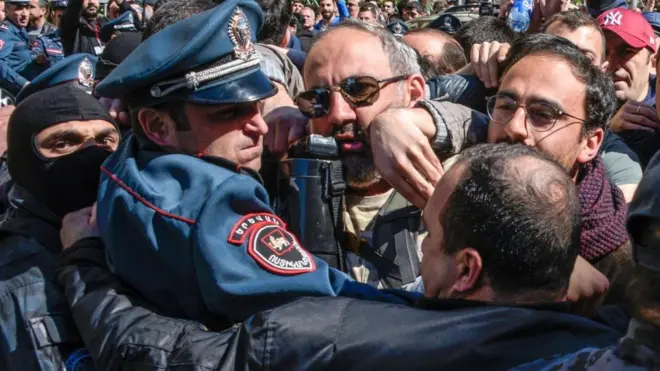 Протести у Єревані сьогодні перетворилися у сутички з поліцією