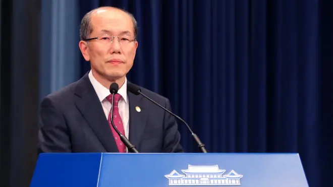 김유근 국가안보실 1차장이 청와대 춘추관에서 지소미아 종료 관련 브리핑을 하고 있다