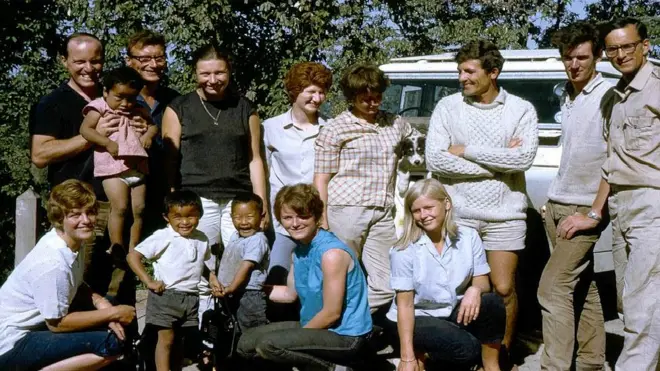 सन् १९६८ मा नेपाल तर्फ जाँदै गर्दा उत्तरी भारतमा केही समय रोकिएका ब्रिटिश चिकित्सक र नर्सहरुको टोली