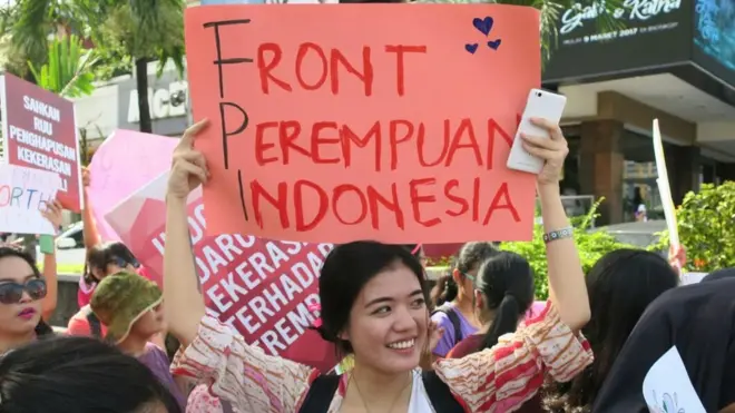 Salah satu peserta Pawai Perempuan di Jalan MH Thamrin, Jakarta Pusat, pada Sabtu (04/03).