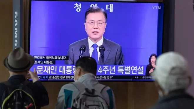 10일 오전 서울역에서 시민들이 문재인 대통령 취임 4주년 특별연설을 지켜보고 있다