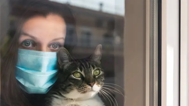 Девушка в маске с котом