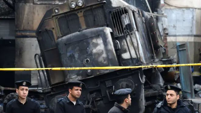 رجال الشرطة أمام القطار المشتعل في محطة القطارات بالقاهرة 27 فبراير/شباط 2019