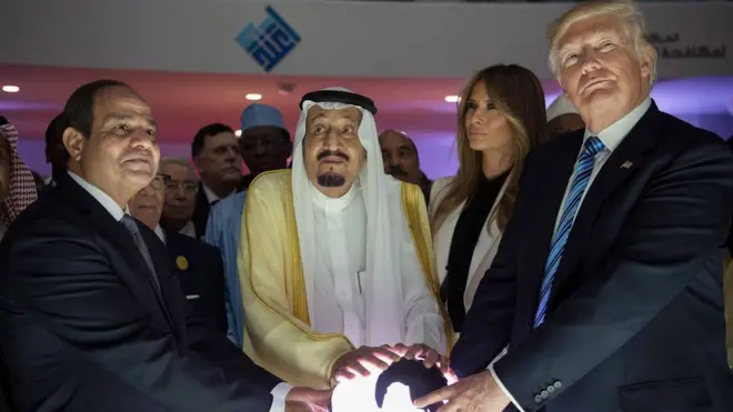 الرئيس الأمريكي دونالد ترامب والملك السعودي سلمان بن عبد العزيز والرئيس المصري عبد الفتاح السيسي افتتحوا في شهر مايو/آيار الماضي بالرياض المركز العالمي لمكافحة الفكر المتطرف.