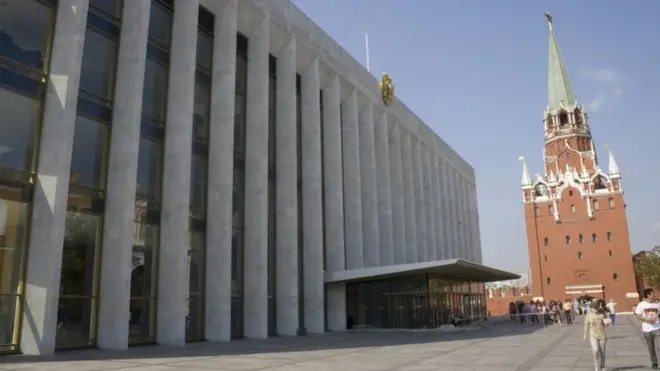 Советский герб на фронтоне дворца ныне сменил двуглавый орел