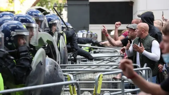 Pipo wey dey protest face Police for Whitehall near Parliament Square