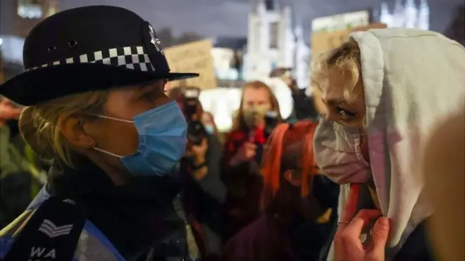 Полицию Лондона критикуют за неадекватные действия на митинге в память об убитой Саре Эверард