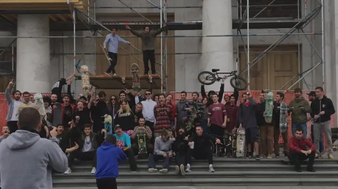 Велика група скејтера и скејтерки испред Храма Светог Саве